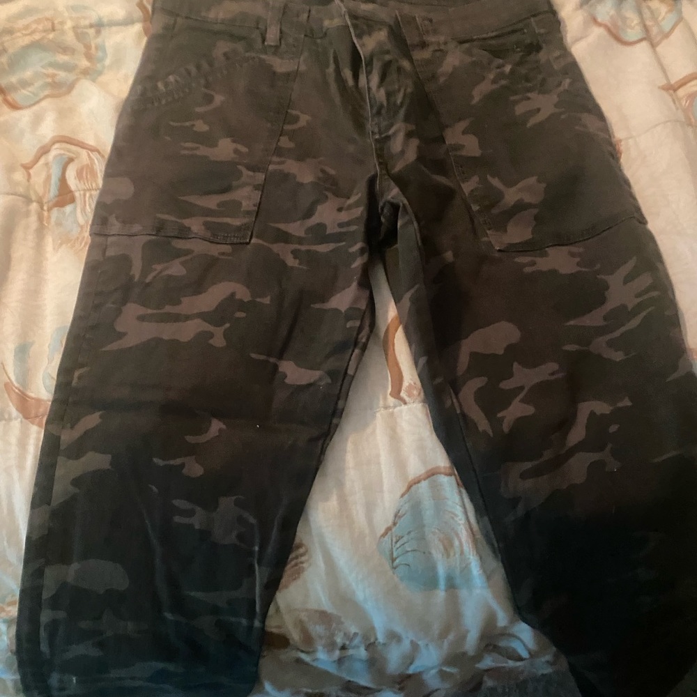 New without tags Kut from the Kloth camo ankle skinny with zippers at bottom